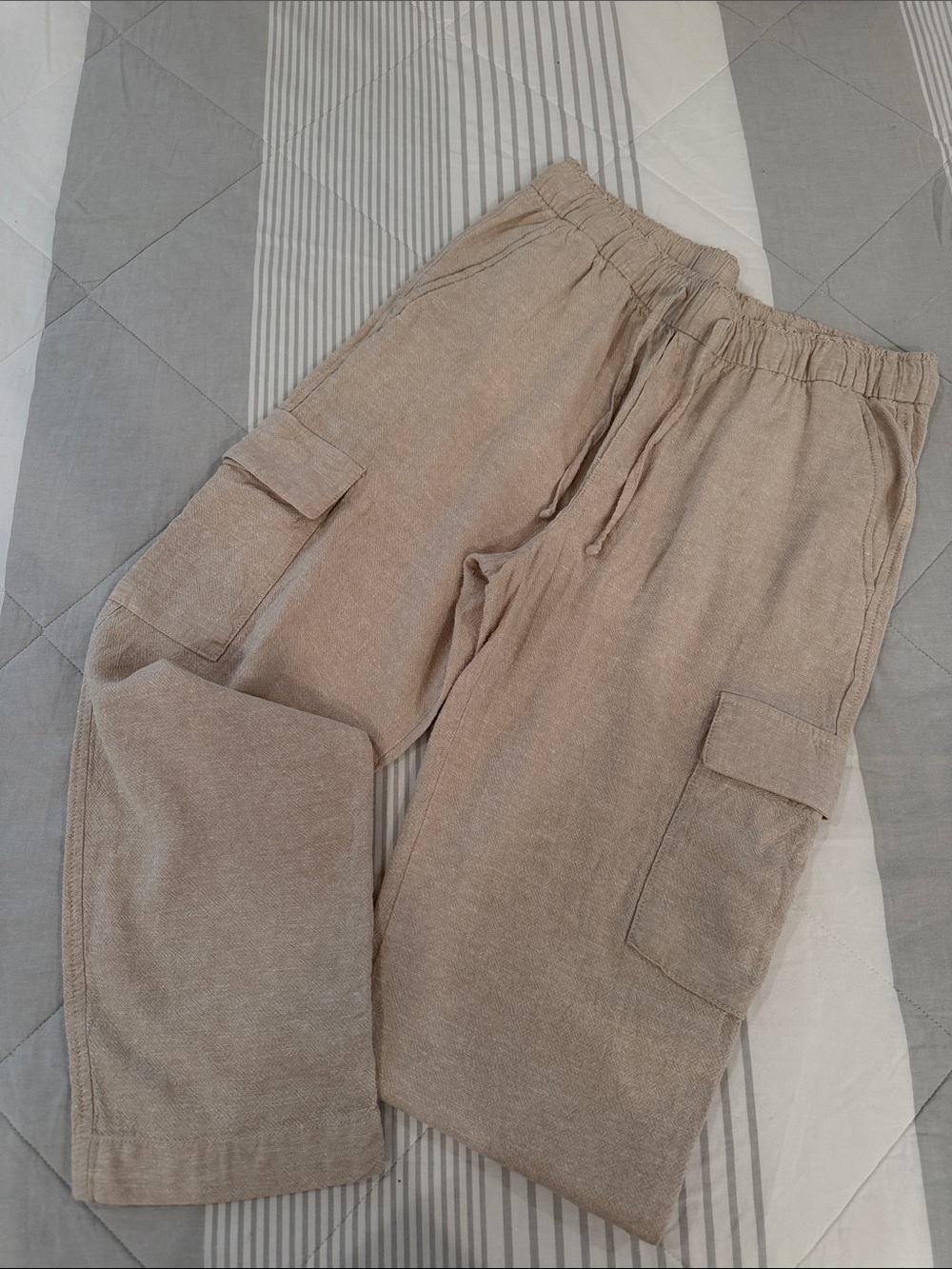 Gap women's Beige Cargo Pants - Elastic Waist

*no tag attached